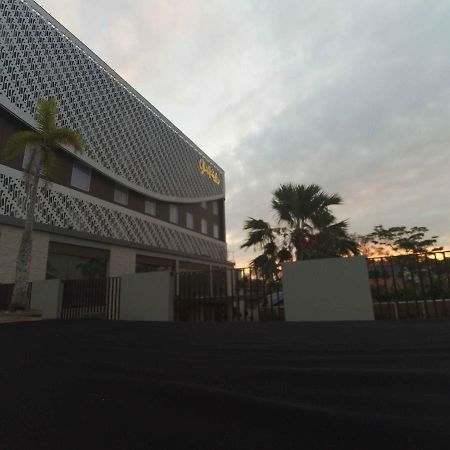 Kebumen Grand Kolopaking Hotel מראה חיצוני תמונה