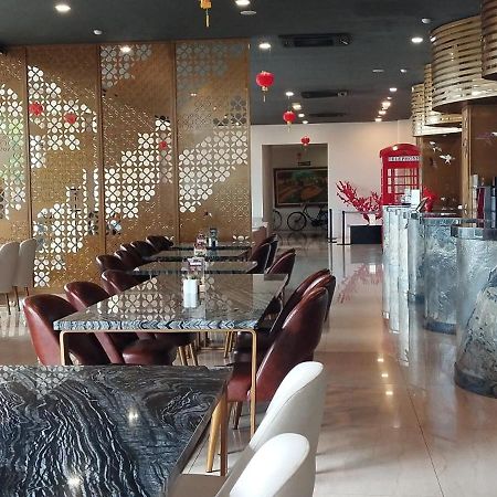 Kebumen Grand Kolopaking Hotel מראה חיצוני תמונה