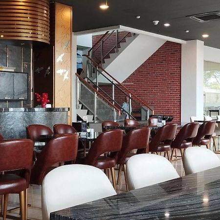 Kebumen Grand Kolopaking Hotel מראה חיצוני תמונה