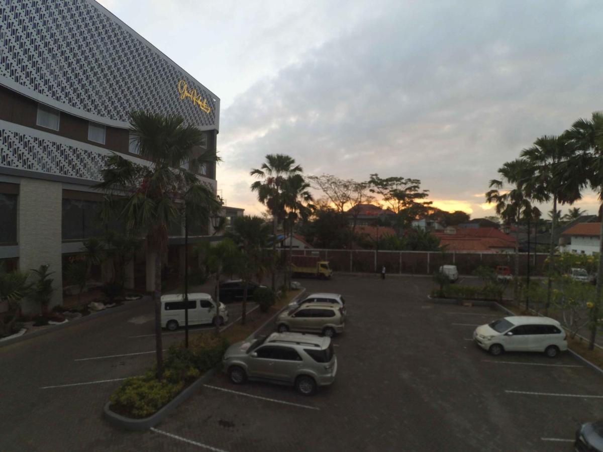 Kebumen Grand Kolopaking Hotel מראה חיצוני תמונה