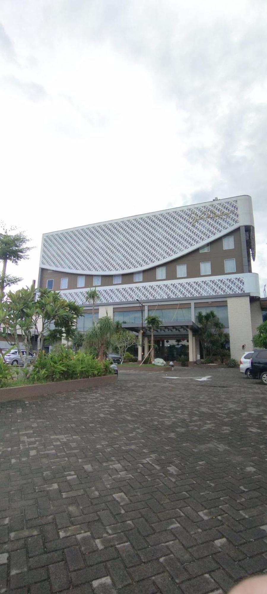 Kebumen Grand Kolopaking Hotel מראה חיצוני תמונה
