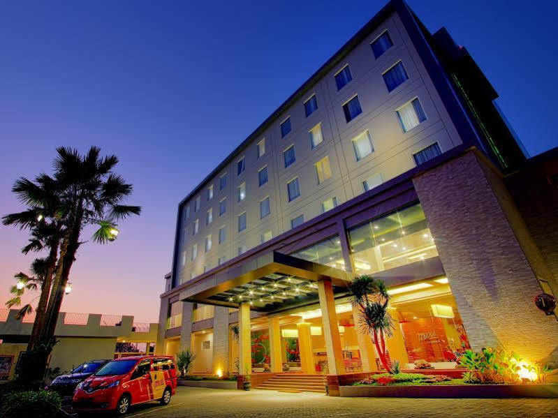Kebumen Grand Kolopaking Hotel מראה חיצוני תמונה
